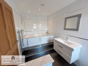 Ensuite Bathroom/WC- click for photo gallery